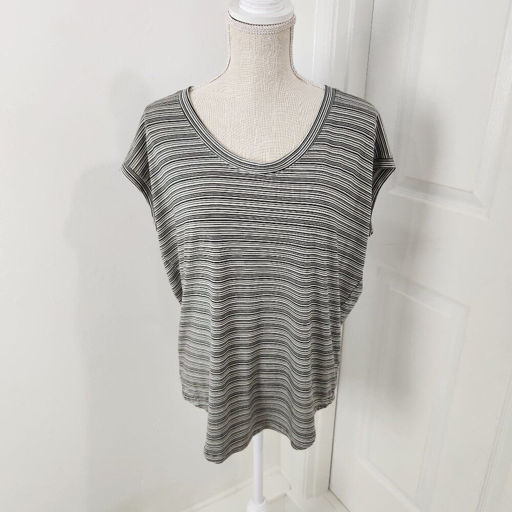 Athleta Top Womens M Black Cream Striped Cloudlight Stratus Tee Travel Studio